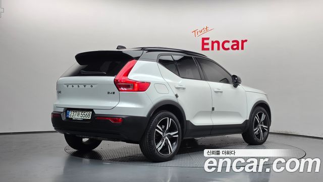 Volvo XC40 B4 R-Design 2021 — фото 2