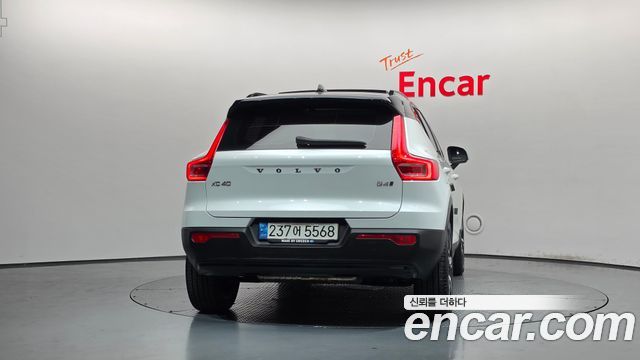 Volvo XC40 B4 R-Design 2021 — фото 4