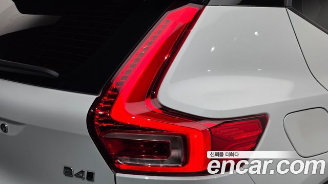 Volvo XC40 B4 R-Design 2021 — фото 23