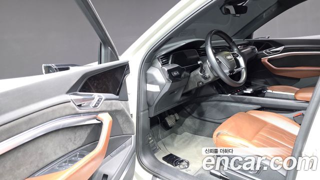 Audi e-tron 55 Quattro 2020 — фото 15