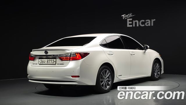 Lexus ES300h Supreme XV60 2017 — фото 2