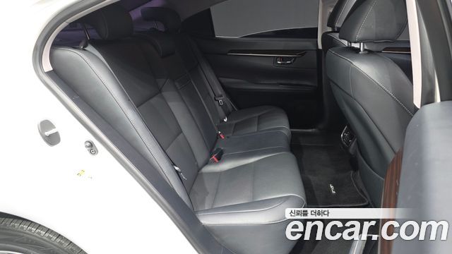 Lexus ES300h Supreme XV60 2017 — фото 12
