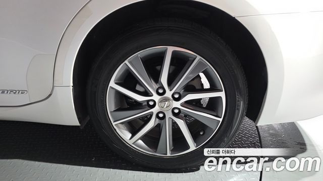 Lexus ES300h Supreme XV60 2017 — фото 21