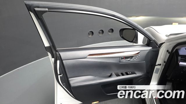 Lexus ES300h Supreme XV60 2017 — фото 24