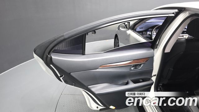 Lexus ES300h Supreme XV60 2017 — фото 25