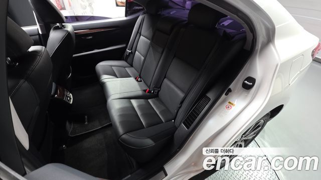 Lexus ES300h Supreme XV60 2017 — фото 26