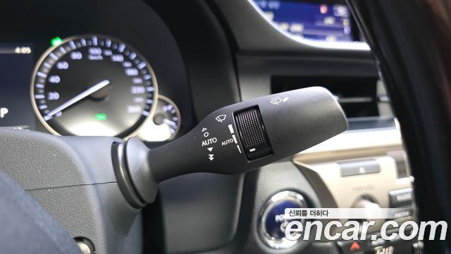 Lexus ES300h Supreme XV60 2017 — фото 36
