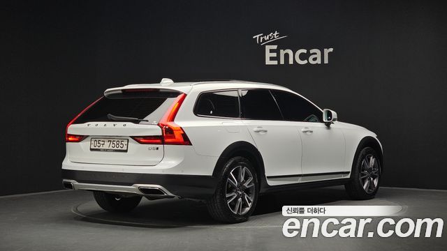 Volvo V90 Cross Country D5 PRO AWD 2018 — фото 2