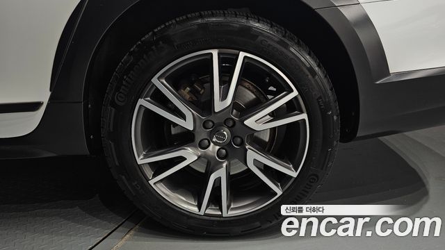 Volvo V90 Cross Country D5 PRO AWD 2018 — фото 27