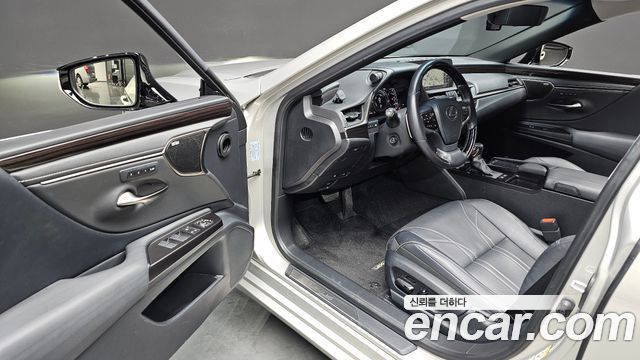 Lexus ES300h (VII) Executive 2019 — фото 12