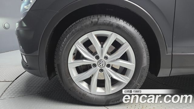 Volkswagen Tiguan (II) 2.0 TDI Premium 2018 — фото 5
