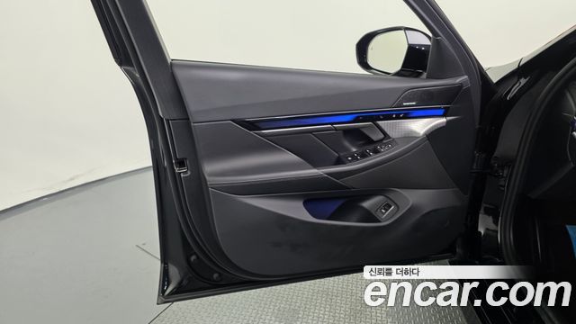 BMW 5 Series (G60) 520i Special Edition 2025 — фото 24