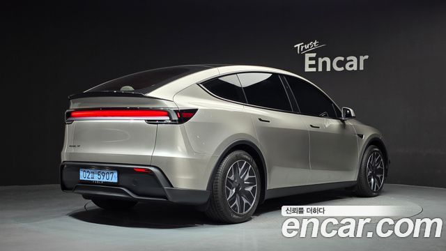 Tesla Model Y L Long Range AWD 2026 — фото 2