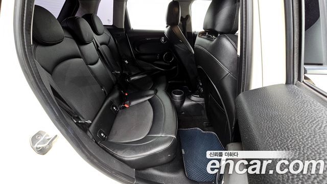 MINI Cooper D 5Door HIGH 3rd 2016 — фото 12