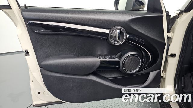 MINI Cooper D 5Door HIGH 3rd 2016 — фото 24