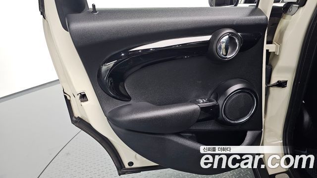 MINI Cooper D 5Door HIGH 3rd 2016 — фото 25