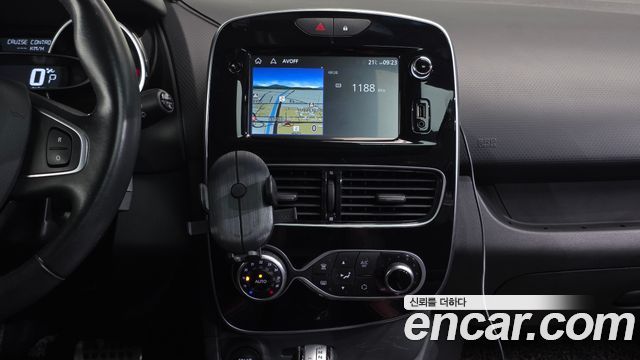 Renault Korea Clio Intens Panoramic 2019 — фото 14