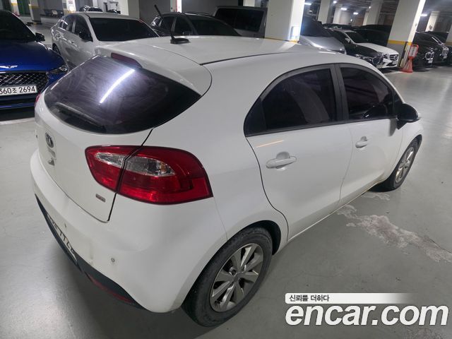 Kia Pride 1.6 GDI Hatchback Luxury 2013 — фото 2