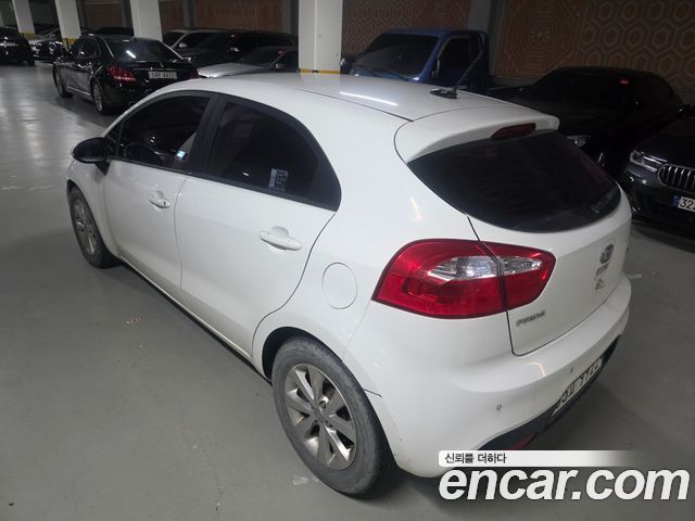 Kia Pride 1.6 GDI Hatchback Luxury 2013 — фото 5