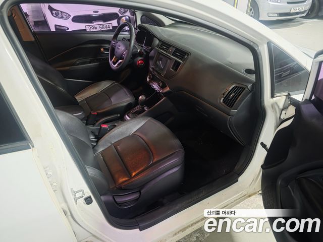 Kia Pride 1.6 GDI Hatchback Luxury 2013 — фото 16