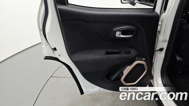 Jeep Renegade 2.4 Longitude 2016 — фото 25