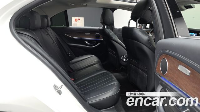 Mercedes-Benz E-Class (W213) E300 4MATIC Exclusive 2017 — фото 12