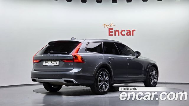 Volvo V90 Cross Country T5 Pro AWD 2019 — фото 2