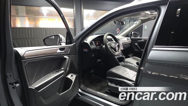 Volkswagen Tiguan Allspace 2.0 TSI Prestige 2023 — фото 10