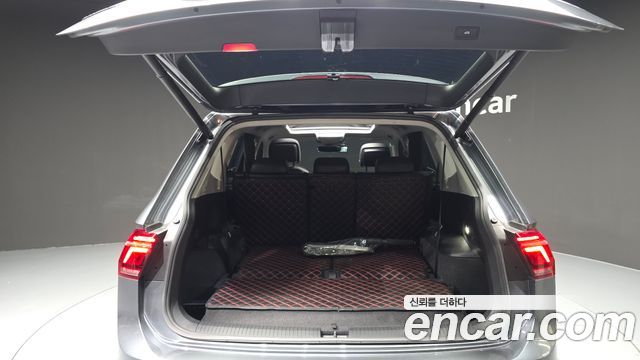 Volkswagen Tiguan Allspace 2.0 TSI Prestige 2023 — фото 20