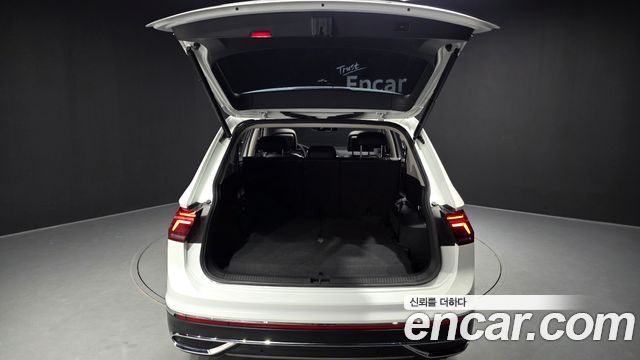Volkswagen Tiguan Allspace 2.0 TSI Prestige 2023 — фото 20