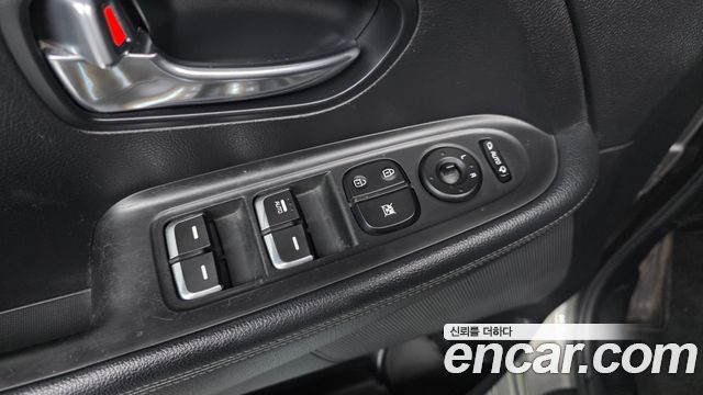 Kia Carens 1.7 VGT Luxury 2014 — фото 11