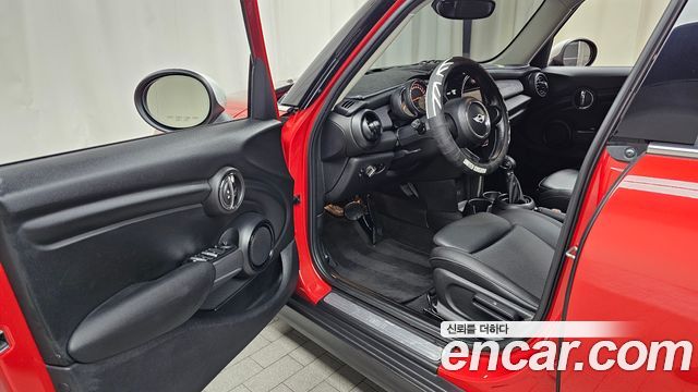 MINI Cooper 5Door Standard 3rd 2018 — фото 10