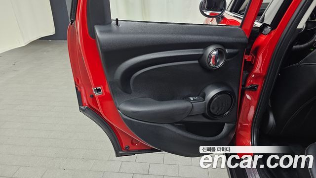 MINI Cooper 5Door Standard 3rd 2018 — фото 25