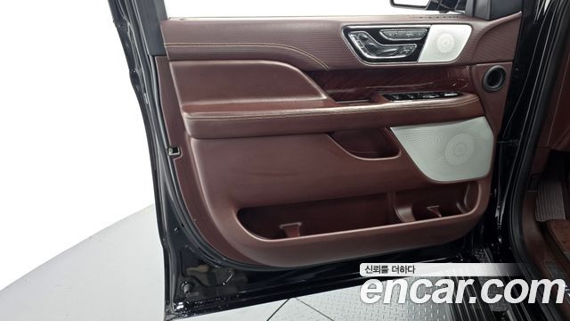 Lincoln Navigator (IV) 3.5L Black Label 2021 — фото 24
