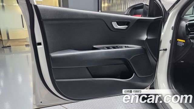 Kia Stonic 1.4 Prestige 2019 — фото 24