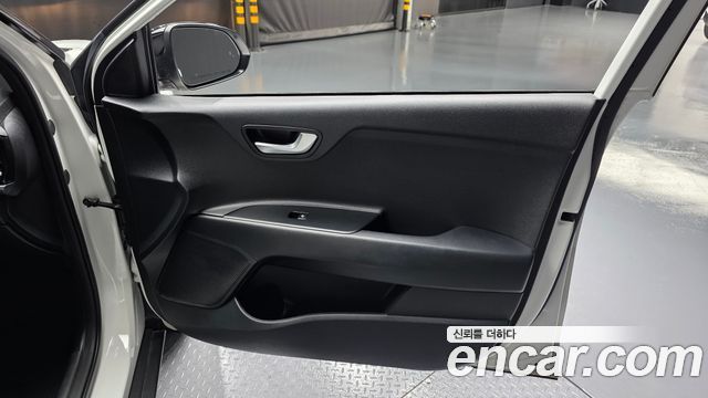 Kia Stonic 1.4 Prestige 2019 — фото 25