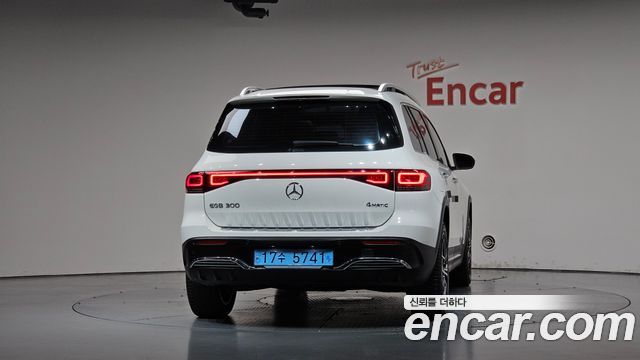 Mercedes-Benz EQB (X243) EQB300 4MATIC AMG Line 2023 — фото 4