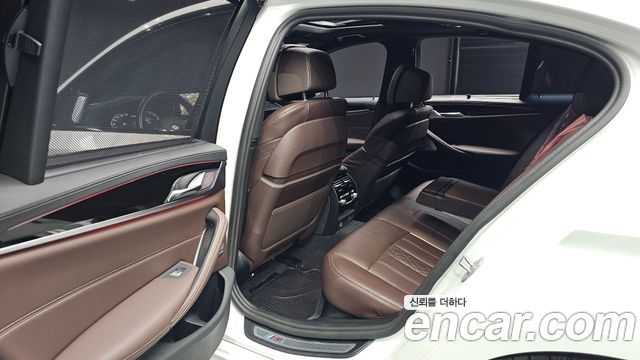 BMW 5 Series (G30) M550i xDrive 2023 — фото 11