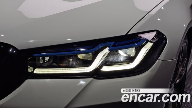 BMW 5 Series (G30) M550i xDrive 2023 — фото 22