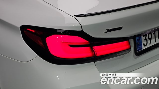 BMW 5 Series (G30) M550i xDrive 2023 — фото 23