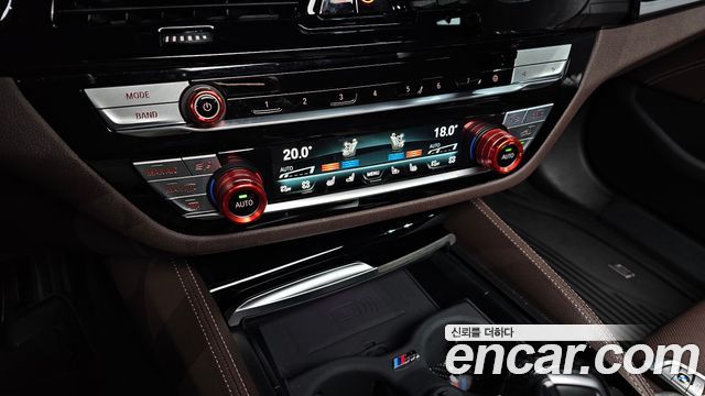 BMW 5 Series (G30) M550i xDrive 2023 — фото 27