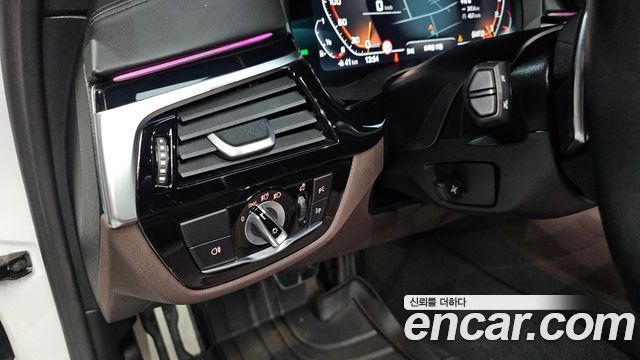 BMW 5 Series (G30) M550i xDrive 2023 — фото 32