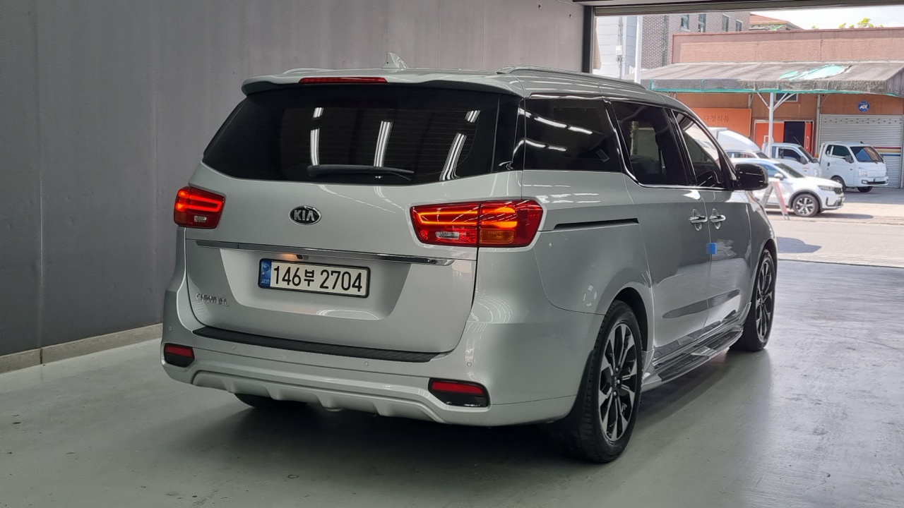 Kia Carnival 9-Seater Noblesse Special 2019 — фото 2