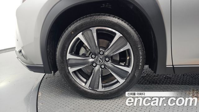 Lexus UX250h 2.0 AWD 2019 — фото 5