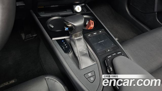 Lexus UX250h 2.0 AWD 2019 — фото 9