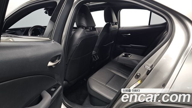 Lexus UX250h 2.0 AWD 2019 — фото 11