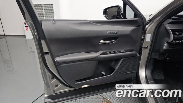 Lexus UX250h 2.0 AWD 2019 — фото 24