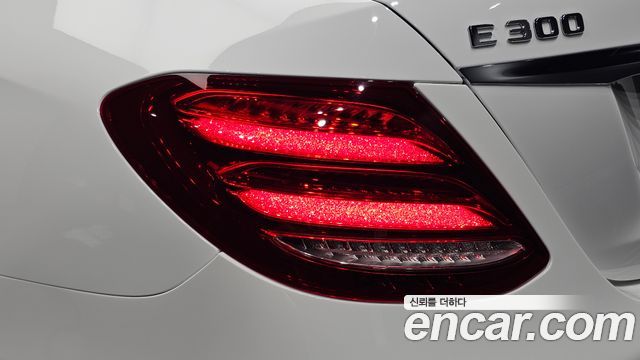 Mercedes-Benz E-Class (W213) E300 4MATIC Exclusive 2017 — фото 23