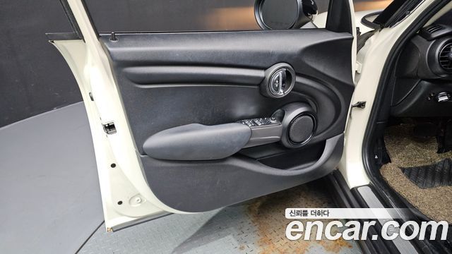 MINI Cooper 5Door Standard 3rd 2017 — фото 24