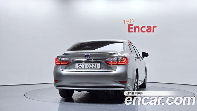 Lexus ES300h Supreme XV60 2017 — фото 4